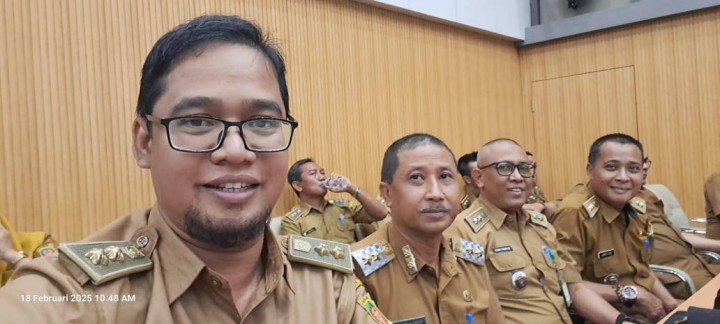 Giat, Selasa 18 Februari 2025 Menghadiri Rapat Koordinasi di ruang rapat Mangkupelas Lt 2 dihadiri Lurah & Menindaklanjuti laporan dari warga perihal Plang Reklame di jl AW Syahrani Simpang 4 Sempaja dihadiri Kasi Tapem beserta staf, Kasi Ekbang, Babinsa dan Bhabinkamtibmas kelurahan sempaja barat.