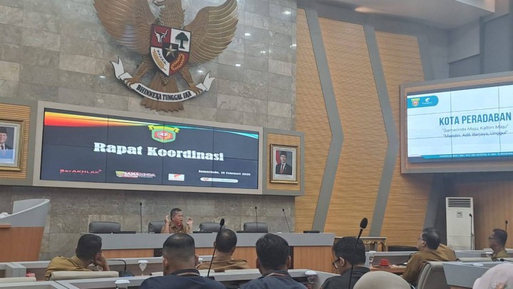 Giat, Selasa 18 Februari 2025 Menghadiri Rapat Koordinasi di ruang rapat Mangkupelas Lt 2 dihadiri Lurah & Menindaklanjuti laporan dari warga perihal Plang Reklame di jl AW Syahrani Simpang 4 Sempaja dihadiri Kasi Tapem beserta staf, Kasi Ekbang, Babinsa dan Bhabinkamtibmas kelurahan sempaja barat.
