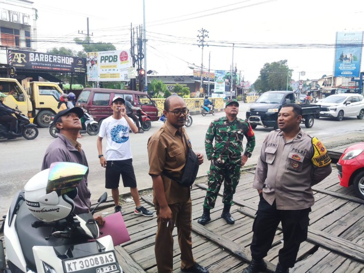 Giat, Selasa 18 Februari 2025 Menghadiri Rapat Koordinasi di ruang rapat Mangkupelas Lt 2 dihadiri Lurah & Menindaklanjuti laporan dari warga perihal Plang Reklame di jl AW Syahrani Simpang 4 Sempaja dihadiri Kasi Tapem beserta staf, Kasi Ekbang, Babinsa dan Bhabinkamtibmas kelurahan sempaja barat.