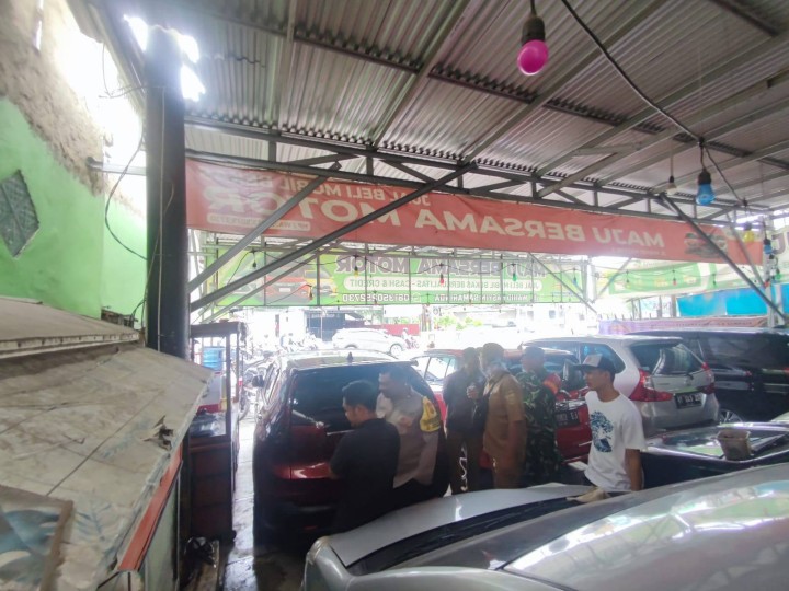 Giat, Selasa 18 Februari 2025 Menghadiri Rapat Koordinasi di ruang rapat Mangkupelas Lt 2 dihadiri Lurah & Menindaklanjuti laporan dari warga perihal Plang Reklame di jl AW Syahrani Simpang 4 Sempaja dihadiri Kasi Tapem beserta staf, Kasi Ekbang, Babinsa dan Bhabinkamtibmas kelurahan sempaja barat.