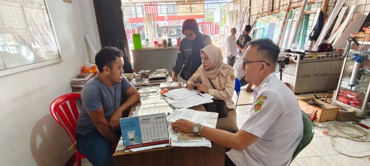 Giat, Rabu 19 Februari 2025 Mendapat Kunjungan dari Dinas koperasi dan perindustrian "industri kecil menengah" bertemu dengan Lurah & Menghadiri Monitoring, Evaluasi dan Sosialisasi kegiatan Bidang Pemberdayaan Masyarakat Kota Samarinda dihadiri Kasi Tapem, Kasi Ekbang dan Kasi Kesra di Kecamatan Samarinda Utara.