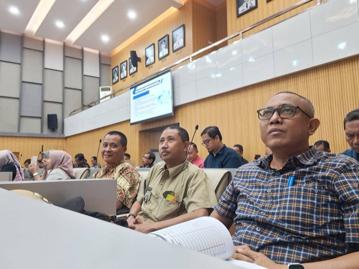 Giat, Jum'at 21 Februari 2025 Menghadiri Rapat Sosialisasi Aplikasi Jaksa Garda Desa (JAGA DESA) di Ruang Mangkupelas Lt 2 balaikota Samarinda dihadiri Lurah.