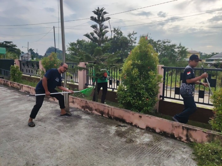 Giat pagi, Jum'at 21 Februari 2025 Melaksanakan kerja bakti dilingkungan kelurahan sempaja barat oleh seluruh staf kelurahan sempaja barat.