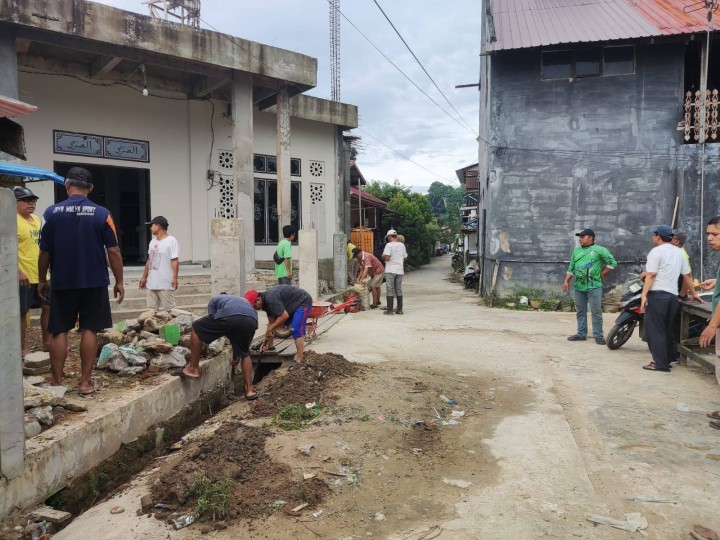Giat, Minggu 23 Februari 2025 Melaksanakan kerja bakti rutin dilingkungan RT pada Kelurahan Sempaja Barat di RT 05,06, RT 11 dan RT 12 pada Kelurahan Sempaja Barat dihadiri Lurah, Kasi Kesra dan Staf.