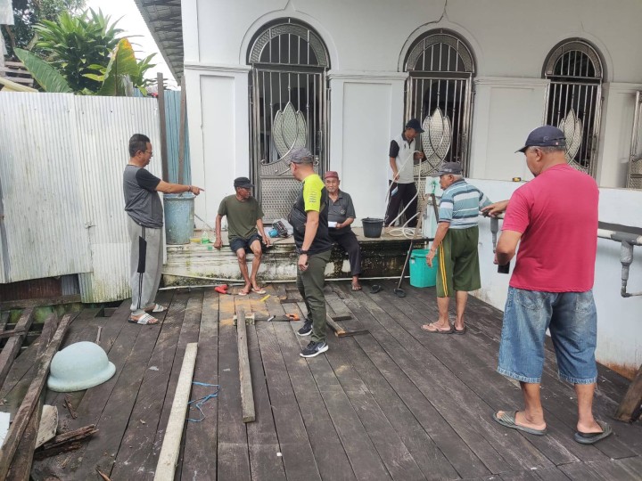 Giat, Minggu 23 Februari 2025 Melaksanakan kerja bakti rutin dilingkungan RT pada Kelurahan Sempaja Barat di RT 05,06, RT 11 dan RT 12 pada Kelurahan Sempaja Barat dihadiri Lurah, Kasi Kesra dan Staf.
