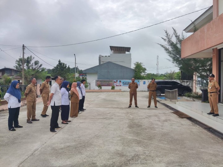 Giat, Senin 24 Februari 2025 Melaksanakan apel Senin pagi di kelurahan sempaja barat dipimpin oleh Lurah