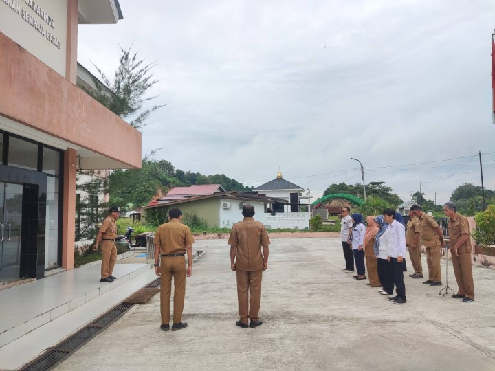 Giat, Senin 24 Februari 2025 Melaksanakan apel Senin pagi di kelurahan sempaja barat dipimpin oleh Lurah