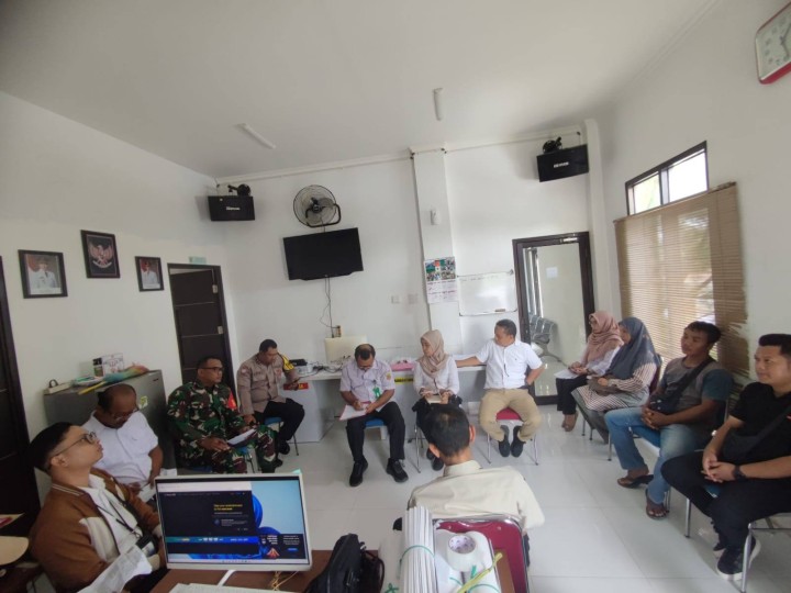 Giat siang, Rabu 26 Februari 2025 Mendapatkan kunjungan dari Kecamatan Samarinda Utara oleh bapak Plt. Camat Monitoring pelayanan umum bertemu dengan Sekretaris Lurah & Menindaklanjuti laporan Bapak Teguh perihal Keluhan Papan Reklame yg tidak Layak dan tinjauan langsung kelapangan oleh Kasi Tapem, Kasi Ekbang beserta staf, Babinsa dan Bhabinkamtibmas, Kepala DPMPTSP Kota Samarinda, Kepala Dinas PUPR, Kepala Satpol-PP Kota Samarinda.