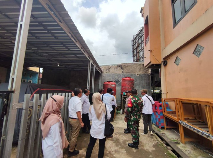 Giat siang, Rabu 26 Februari 2025 Mendapatkan kunjungan dari Kecamatan Samarinda Utara oleh bapak Plt. Camat Monitoring pelayanan umum bertemu dengan Sekretaris Lurah & Menindaklanjuti laporan Bapak Teguh perihal Keluhan Papan Reklame yg tidak Layak dan tinjauan langsung kelapangan oleh Kasi Tapem, Kasi Ekbang beserta staf, Babinsa dan Bhabinkamtibmas, Kepala DPMPTSP Kota Samarinda, Kepala Dinas PUPR, Kepala Satpol-PP Kota Samarinda.