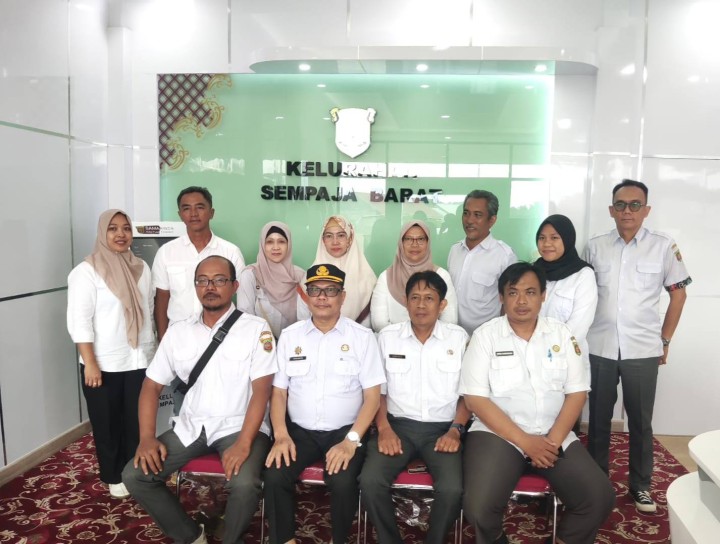 Giat siang, Rabu 26 Februari 2025 Mendapatkan kunjungan dari Kecamatan Samarinda Utara oleh bapak Plt. Camat Monitoring pelayanan umum bertemu dengan Sekretaris Lurah & Menindaklanjuti laporan Bapak Teguh perihal Keluhan Papan Reklame yg tidak Layak dan tinjauan langsung kelapangan oleh Kasi Tapem, Kasi Ekbang beserta staf, Babinsa dan Bhabinkamtibmas, Kepala DPMPTSP Kota Samarinda, Kepala Dinas PUPR, Kepala Satpol-PP Kota Samarinda.
