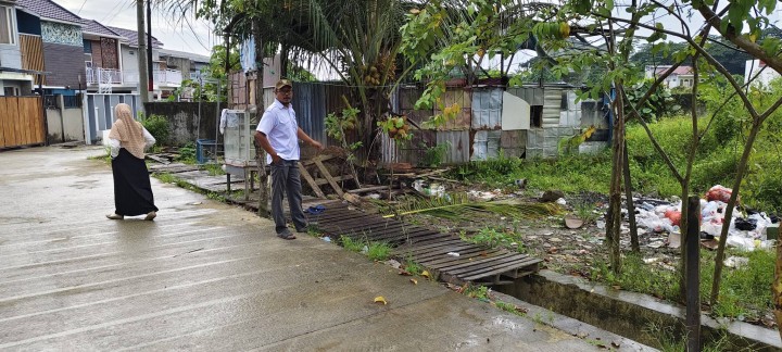 Giat, Rabu 05 Maret 2025 Menindaklanjuti laporan warga tentang pembuangan sampah di sekitar area Jl. AW Syahrani GG wallet 1 RT 2 bersama Kasi Tapem dan Kasi Ekbang beserta staf.
