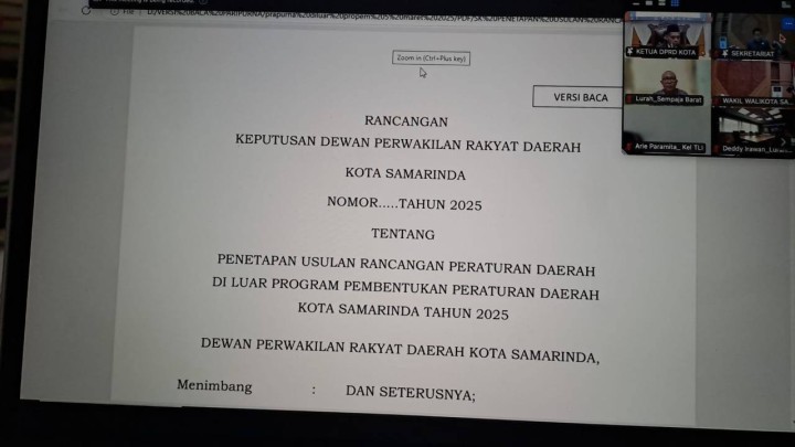 Giat malam, Rabu 05 Maret 2025 Mengikuti Zoom Meeting Rapat Paripurna DPRD Kota Samarinda masa persidangan I Tahun 2025 dengan Agenda: penandatanganan kesepakatan bersama antara Wali Kota Samarinda dengan DPRD Kota Samarinda terhadap Raperda di Luar Propemperda Kota Samarinda Tahun 2025 diikuti Lurah