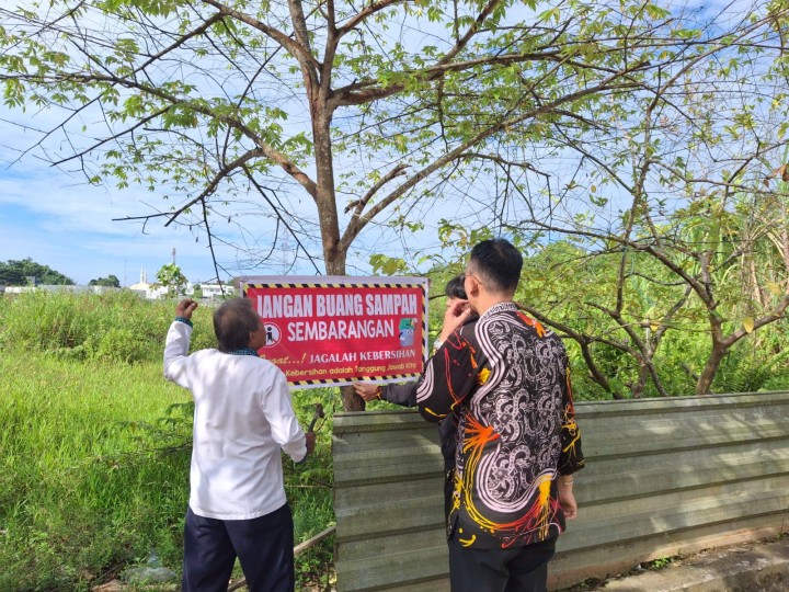 Giat, Kamis 06 Maret 2025 Pemasangan spanduk pemberitahuan larangan pembuangan sampah sembarang di sekitar area Jl AW Syahrani GG wallet 1 RT 2 bersama Kasi Ekbang beserta staf dan Ketua RT 02.