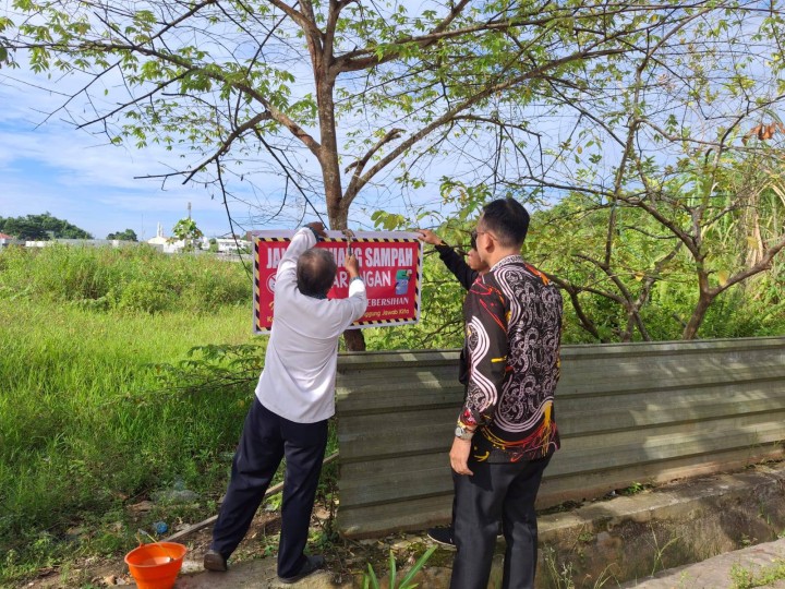 Giat, Kamis 06 Maret 2025 Pemasangan spanduk pemberitahuan larangan pembuangan sampah sembarang di sekitar area Jl AW Syahrani GG wallet 1 RT 2 bersama Kasi Ekbang beserta staf dan Ketua RT 02.