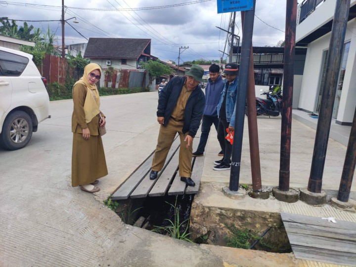 Giat siang, Senin 10 Maret 2025 Pengukuran drainase oleh PUPR Kota Samarinda dan Kasi Ekobang Kecamatan dan Kelurahan jalan AW. Syahrani 4 RT. 02 dihadiri Kasi Ekbang Kecamatan, Kasi Ekbang beserta staf kelurahan.
