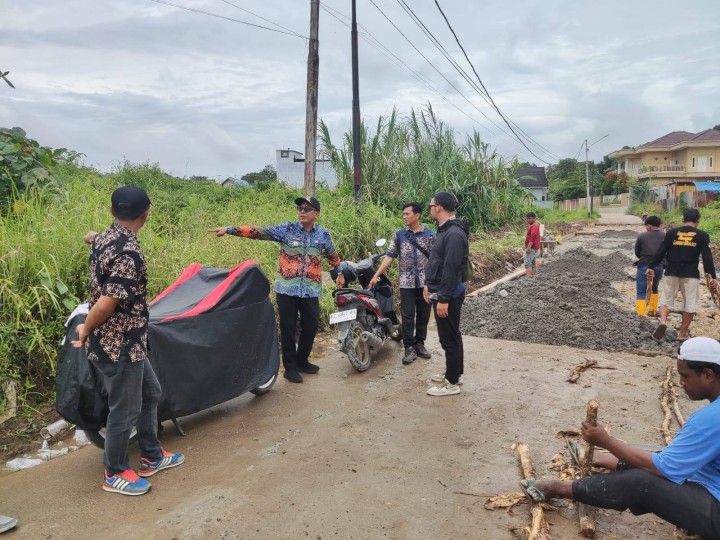 Giat, Kamis 13 Maret 2025 Monitoring kegiatan Pengerjaan Jl. AWS IV, RT 01 Kel Sempaja Barat bersama Lurah, dinas PUPR dan Staf Tapem Kelurahan Sempaja Barat.