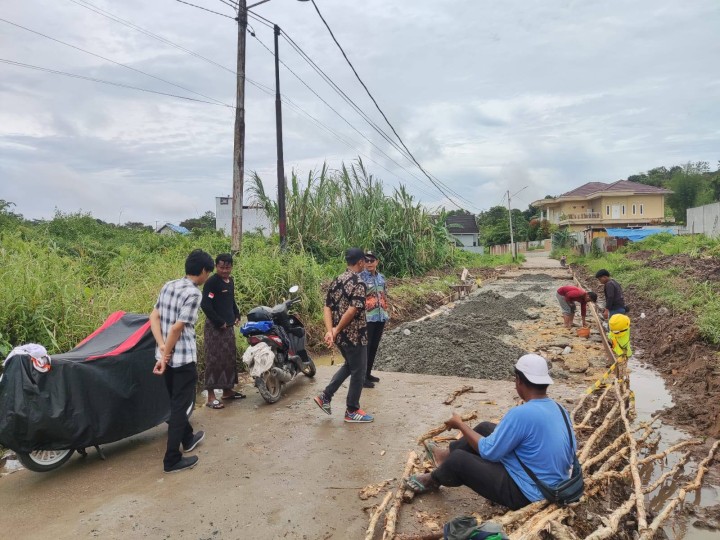 Giat, Kamis 13 Maret 2025 Monitoring kegiatan Pengerjaan Jl. AWS IV, RT 01 Kel Sempaja Barat bersama Lurah, dinas PUPR dan Staf Tapem Kelurahan Sempaja Barat.