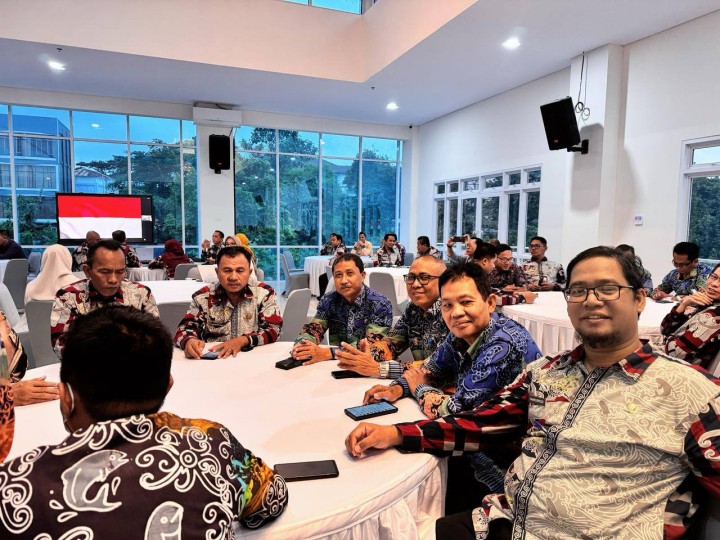 Giat, Kamis 20 Maret 2025 Menghadiri pembukaan konsultasi publik rancangan awal rencana pembangunan jangka menengah daerah (RPJMD) Kota Samarinda Tahun 2025-2029 di ballroom Lt 4 gedung B. Bapperida Kota Samarinda dihadiri Lurah.