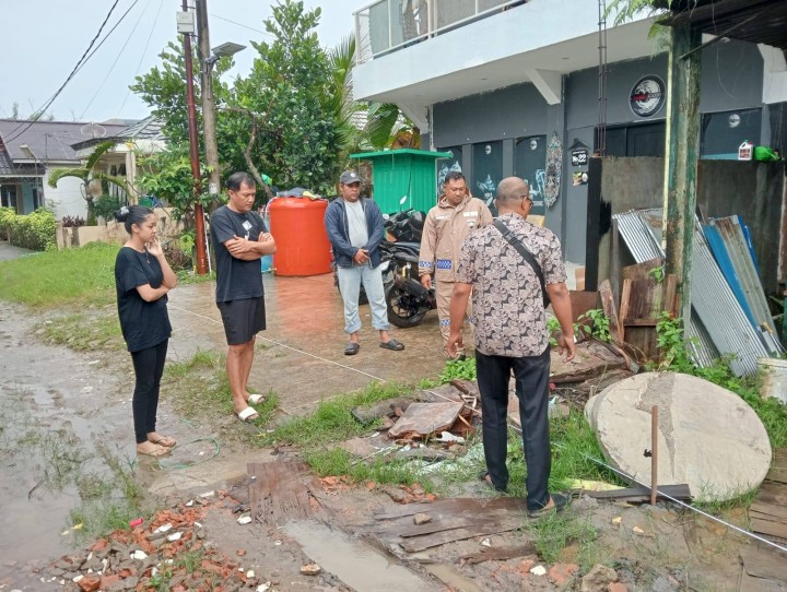 Giat sore, Kamis 20 Maret 2025 Menghadiri Mediasi di Jl. KH Wahid Hasyim 2 GG Sungai 2 RT 11 dihadiri Kasi Tapem beserta staf, Bhabinkamtibmas dan Ketua RT.