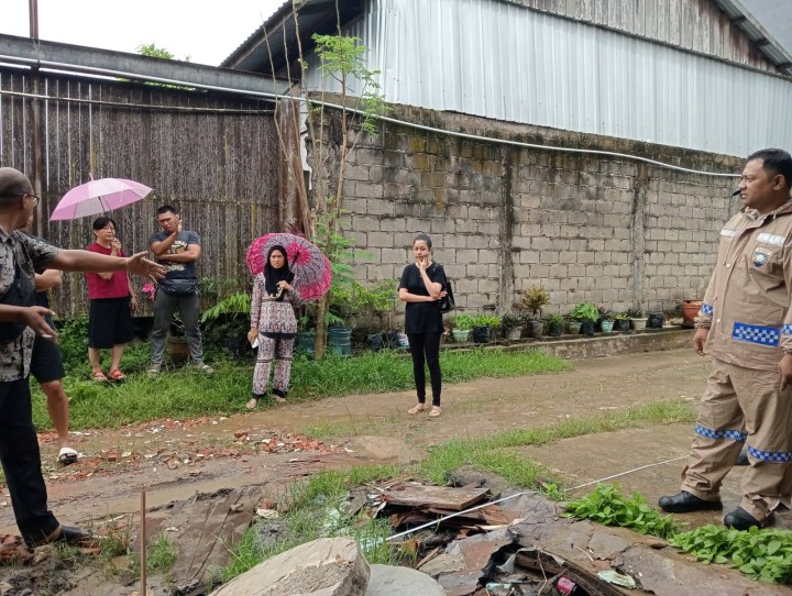 Giat sore, Kamis 20 Maret 2025 Menghadiri Mediasi di Jl. KH Wahid Hasyim 2 GG Sungai 2 RT 11 dihadiri Kasi Tapem beserta staf, Bhabinkamtibmas dan Ketua RT.