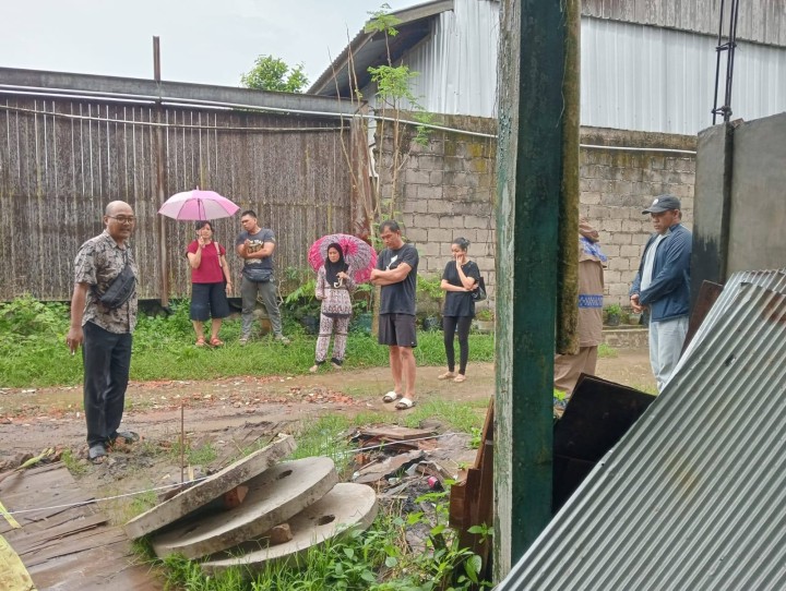 Giat sore, Kamis 20 Maret 2025 Menghadiri Mediasi di Jl. KH Wahid Hasyim 2 GG Sungai 2 RT 11 dihadiri Kasi Tapem beserta staf, Bhabinkamtibmas dan Ketua RT.
