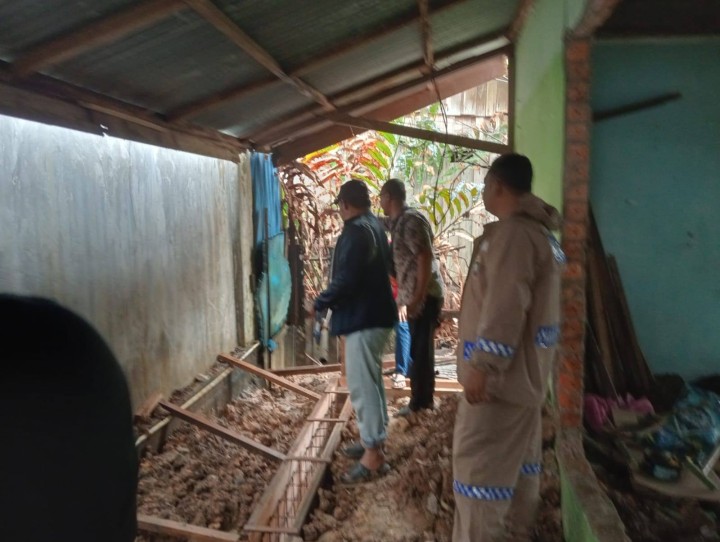 Giat sore, Kamis 20 Maret 2025 Menghadiri Mediasi di Jl. KH Wahid Hasyim 2 GG Sungai 2 RT 11 dihadiri Kasi Tapem beserta staf, Bhabinkamtibmas dan Ketua RT.