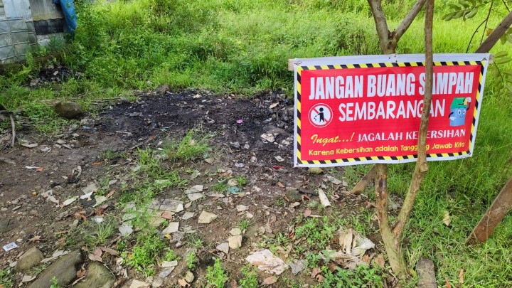 Giat, Jum'at 21 Maret 2025 Melaksanakan kerja bakti di sekitar area yg membuang sampah sembarangan di area Jl AW Syahrani GG wallet 1 RT 2 di lakukan oleh Kasi Ekbang beserta staf.