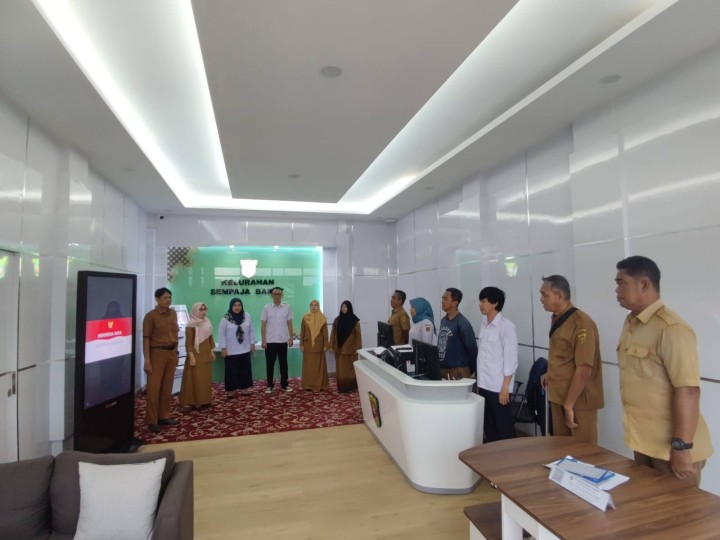 Giat, Senin 24 Maret 2025 Melaksanakan Surat edaran Wali Kota Samarinda tentang memperdengarkan lagu kebangsaan Indonesia raya pada perangkat daerah di lingkungan pemerintah kota Samarinda diikuti oleh seluruh staf kelurahan sempaja barat.