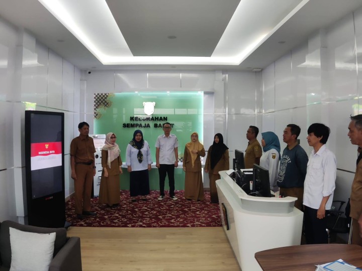 Giat, Senin 24 Maret 2025 Melaksanakan Surat edaran Wali Kota Samarinda tentang memperdengarkan lagu kebangsaan Indonesia raya pada perangkat daerah di lingkungan pemerintah kota Samarinda diikuti oleh seluruh staf kelurahan sempaja barat.