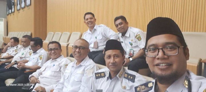 Giat siang, Rabu 26 Maret 2025 Menghadiri Rapat Koordinasi dengan Wali Kota Samarinda di ruang rapat Mangkupelas Lt 2 dihadiri Lurah.