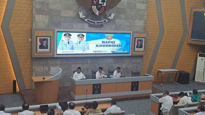 Giat siang, Rabu 26 Maret 2025 Menghadiri Rapat Koordinasi dengan Wali Kota Samarinda di ruang rapat Mangkupelas Lt 2 dihadiri Lurah.