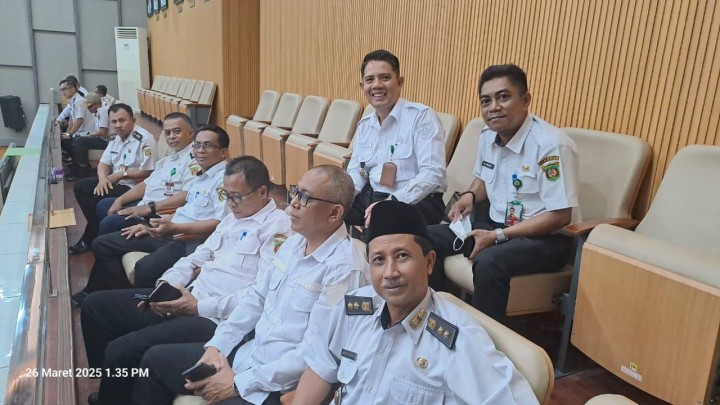 Giat siang, Rabu 26 Maret 2025 Menghadiri Rapat Koordinasi dengan Wali Kota Samarinda di ruang rapat Mangkupelas Lt 2 dihadiri Lurah.
