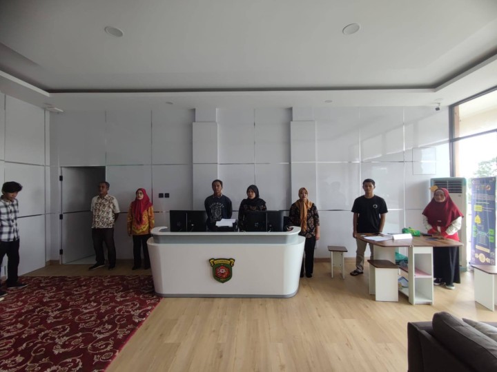 Giat, Kamis 27 Maret 2025 Melaksanakan Surat edaran Wali Kota Samarinda tentang memperdengarkan lagu kebangsaan Indonesia raya pada perangkat daerah di lingkungan pemerintah kota Samarinda diikuti oleh Lurah, Sekretaris, seluruh Kasi dan seluruh staf kelurahan sempaja barat.