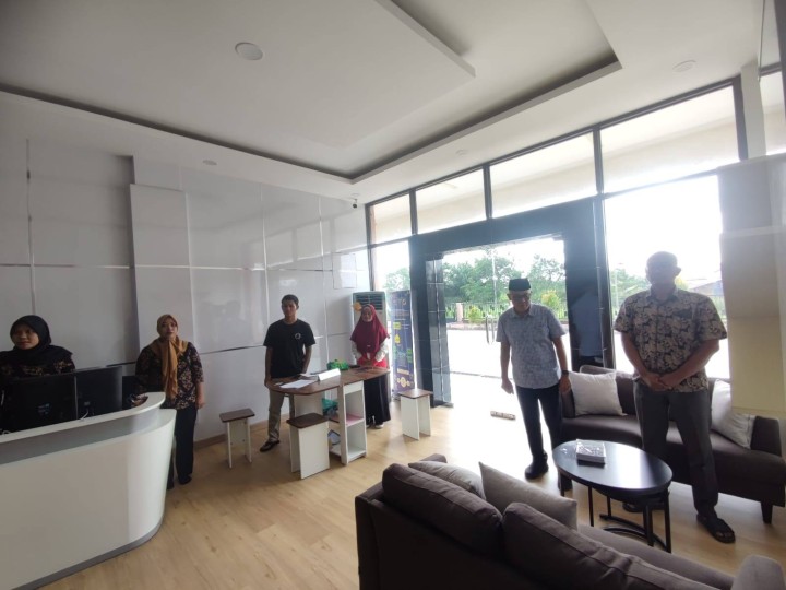 Giat, Kamis 27 Maret 2025 Melaksanakan Surat edaran Wali Kota Samarinda tentang memperdengarkan lagu kebangsaan Indonesia raya pada perangkat daerah di lingkungan pemerintah kota Samarinda diikuti oleh Lurah, Sekretaris, seluruh Kasi dan seluruh staf kelurahan sempaja barat.