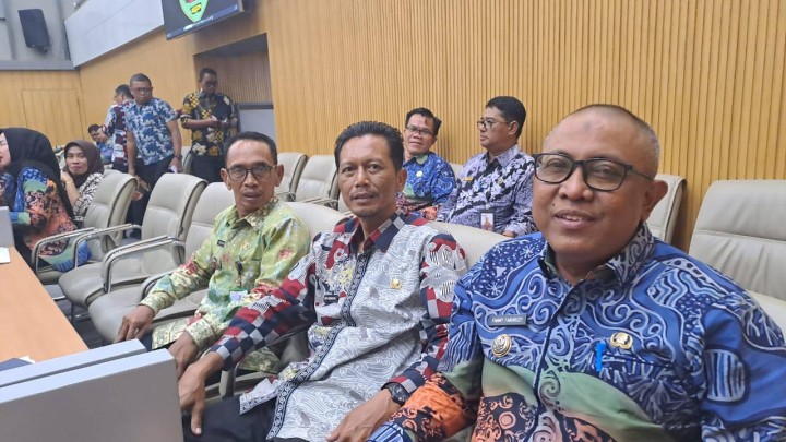 Giat, Kamis 10 April 2025 Melaksanakan Surat edaran Wali Kota Samarinda tentang memperdengarkan lagu kebangsaan Indonesia raya pada perangkat daerah di lingkungan pemerintah kota Samarinda diikuti oleh Sekretaris seluruh Kasi dan seluruh staf kelurahan sempaja barat, Menghadiri Rapat Musrembang Rencana Kerja Pemerintah Daerah (RKPD) Kota Samarinda di gedung Ballroom Bapperida Kota Samarinda dihadiri Lurah & Menghadiri Rapat Koordinasi dan sosialisasi pelaksanaan program pembangunan dan pemberdayaan masyarakat (Probebaya) tahun 2025 di Ruang rapat Mangkupelas Lt 2 dihadiri Lurah.