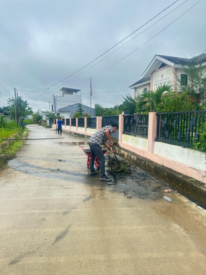 Giat, Jum'at 11 April 2025 Melaksanakan kerja bakti membersihkan rumput dan parit dilingkungan area kantor kelurahan sempaja barat dilaksanakan seluruh Staf Kelurahan.