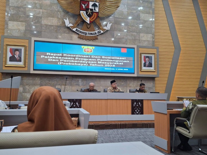 Giat Pagi dan Siang, Jum'at 11 April 2025 Menghadiri Rapat Sosialisasi Pelaksanaan program pembangunan dan pemberdayaan masyarakat (Probebaya) Tahun 2025 di ruang rapat Mangkupelas Lt 2 dihadiri Kasi Ekbang dan Kasi Kesra.