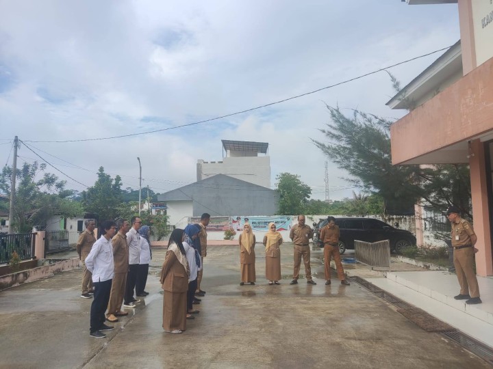 Giat, Senin 14 April 2025, Melaksanakan apel Senin pagi di kelurahan sempaja barat dipimpin oleh Lurah & Menghadiri Rapat Sosialisasi Pelaksanaan program pembangunan dan pemberdayaan masyarakat (Probebaya) Tahun 2025 di Ruang Mangkupelas Lt 2 dihadiri Bendahara.