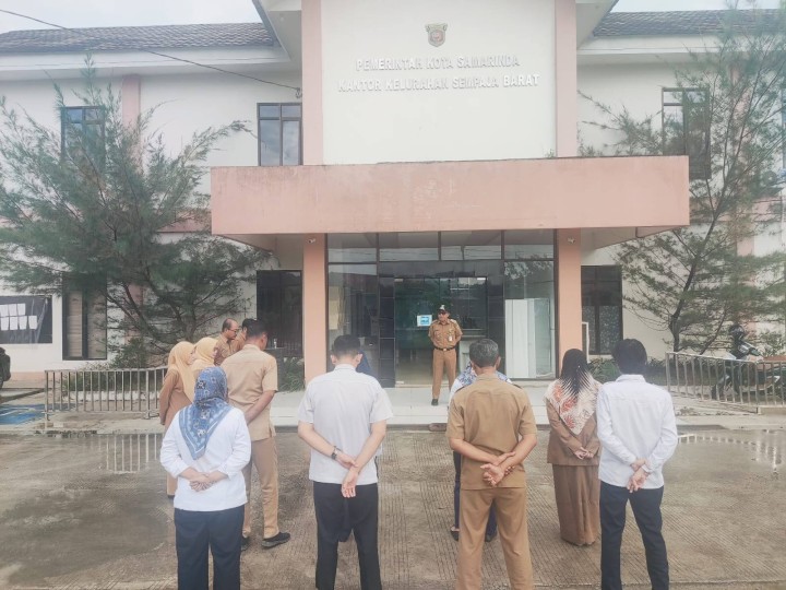 Giat, Senin 14 April 2025, Melaksanakan apel Senin pagi di kelurahan sempaja barat dipimpin oleh Lurah & Menghadiri Rapat Sosialisasi Pelaksanaan program pembangunan dan pemberdayaan masyarakat (Probebaya) Tahun 2025 di Ruang Mangkupelas Lt 2 dihadiri Bendahara.