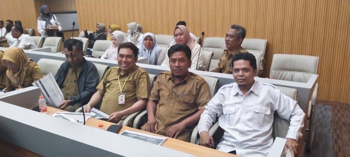 Giat, Senin 14 April 2025, Melaksanakan apel Senin pagi di kelurahan sempaja barat dipimpin oleh Lurah & Menghadiri Rapat Sosialisasi Pelaksanaan program pembangunan dan pemberdayaan masyarakat (Probebaya) Tahun 2025 di Ruang Mangkupelas Lt 2 dihadiri Bendahara.