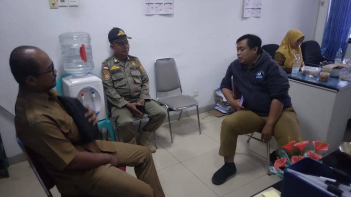Giat, Selasa 15 April 2025 1. Mengadakan rapat koordinasi dengan seluruh Kasi dan bendahara di pimpin oleh Lurah. 2. Melaksanakan Koordinasi ke kecamatan ttg keberadaan pedagang di atas drainase di jln KH. Wahid Hasyim 2 dihadiri Kasi Tapem.