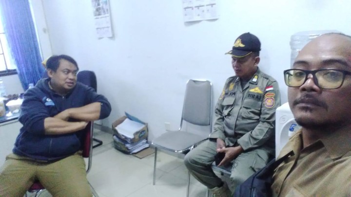 Giat, Selasa 15 April 2025 1. Mengadakan rapat koordinasi dengan seluruh Kasi dan bendahara di pimpin oleh Lurah. 2. Melaksanakan Koordinasi ke kecamatan ttg keberadaan pedagang di atas drainase di jln KH. Wahid Hasyim 2 dihadiri Kasi Tapem.