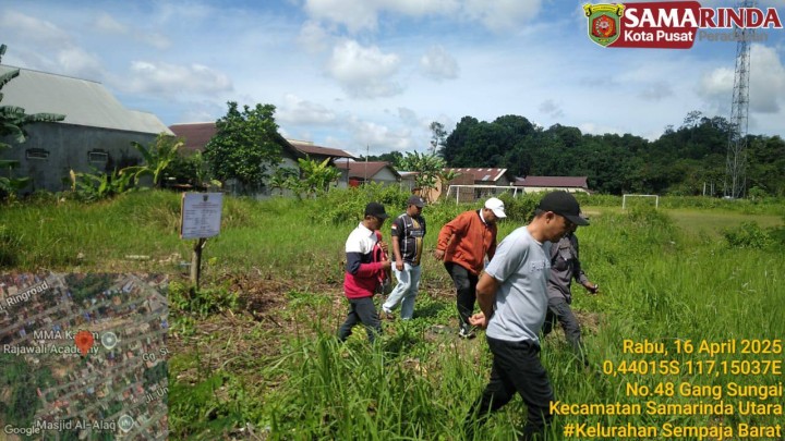 Giat, Rabu 16 April 2025 Peninjauan lokasi jalan dan drainase oleh konsultan PUPR kota di perum pondok alam indah di dampingin Kasi Ekbang beserta staf,  Peninjauan lokasi permohonan IMTN di gg. sungai 2 RT. 11 di hadiri oleh Kasi Tapem beserta staf & serah terima Peta Rawan Banjir daerah Sempaja Barat dari Fakultas Teknik Universitas Mulawarman Samarinda diterima oleh Kasi Tapem.