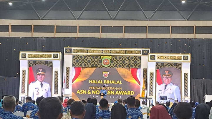 Giat, Kamis 17 April 2025 Menghadiri Penganugrahan ASN dan NON ASN AWARD Tahun 2024 di lingkungan Pemerintah Kota Samarinda di GOR Segiri Samarinda dihadiri Lurah, Sekretaris, Kasi Ekbang dan Kasi Kesra.