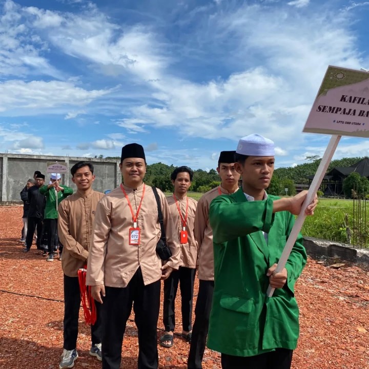 Giat Jum'at 18 April 2025 Lurah, Seklur dan Kafilah MTQ Sempaja Barat mengikuti pembukaan MTQ di Kelurahan Sungai Siring