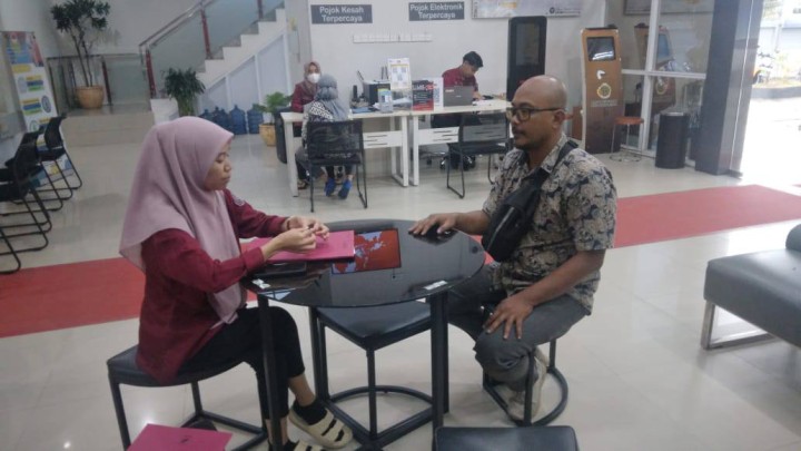 Giat, Kamis 24 April 2025 Menghadiri Rapat Pelaksanaan Monitoring Kepesertaan Non ASN Pemerintah Kota Samarinda di Hotel Mercure Kota Samarinda dihadiri Kasi Tapem beserta staf, Menghadiri Perpisahan Purna Tugas Lurah Tanah Merah di Halaman Kantor Kelurahan Tanah Merah dihadiri Lurah, Menghadiri Peresmian Kantor Mako Detasemen TNI AU Samarinda di Mako Detasemen AU Jl. Poros Samarinda-Bontang Sungai Siring dihadiri Lurah & Mengadakan Konsultasi dan Koordinasi ke BPN Kota Samarinda dihadiri Kasi Tapem beserta staf.