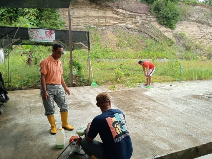 Giat Pagi Jum'at, 25 April 2025 Melaksanakan kerja bakti membersihkan rumput dan kolam ikan di belakang kantor kelurahan dilingkungan area kantor kelurahan sempaja barat dilaksanakan seluruh Staf Kelurahan dan Bhabinkamtibmas kelurahan.