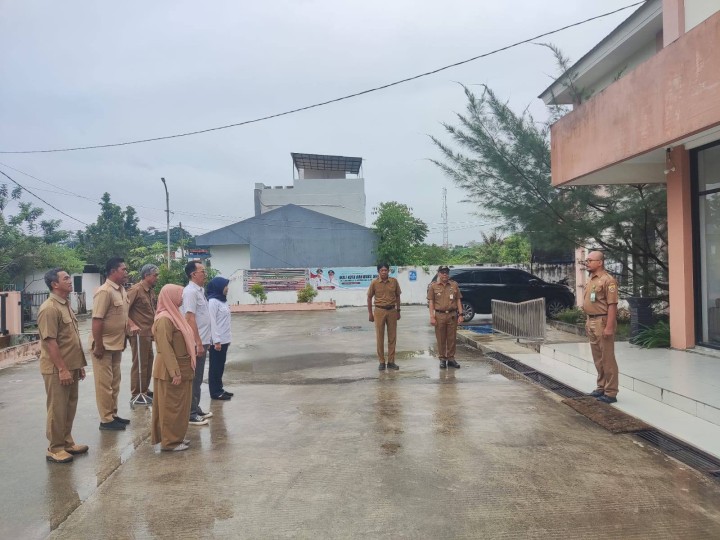 Giat, Senin 28 April 2025 Melaksanakan apel Senin pagi di kelurahan sempaja barat dipimpin oleh Kasi Tapem, Menghadiri Bimtek PMT bagi balita dan bumil yang bermasalah pada gizi/kurang gizi di Ruang pertemuan UPTD Puskesmas Sempaja dihadiri Kasi Ekbang & Melaksanakan dan langsung menanggapi pengaduan warga tentang aktivitas gudang di Jl. AW. Syahrani 4 Blok JB RT 01 dihadiri Kasi Tapem beserta staf dan Babinsa.
