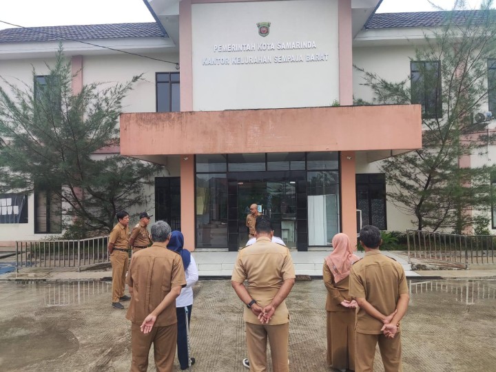 Giat, Senin 28 April 2025 Melaksanakan apel Senin pagi di kelurahan sempaja barat dipimpin oleh Kasi Tapem, Menghadiri Bimtek PMT bagi balita dan bumil yang bermasalah pada gizi/kurang gizi di Ruang pertemuan UPTD Puskesmas Sempaja dihadiri Kasi Ekbang & Melaksanakan dan langsung menanggapi pengaduan warga tentang aktivitas gudang di Jl. AW. Syahrani 4 Blok JB RT 01 dihadiri Kasi Tapem beserta staf dan Babinsa.