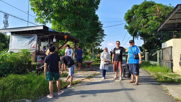 Giat, Minggu 04 Mei 2025 Melaksanakan kerja bakti dilingkungan RT di Perum Pinang Mas RT. 06 dihadiri Kasi Ekbang beserta staf dan seluruh warga RT 06.
